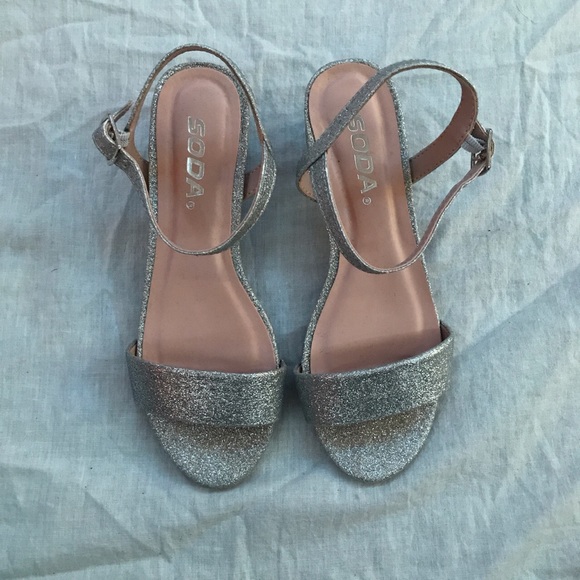 Silver heels - Picture 1 of 3